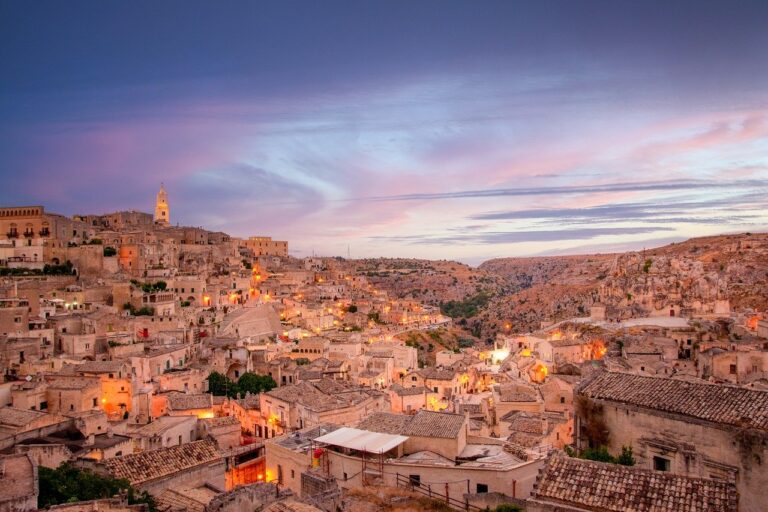 vista-Matera-illuminata-al-tramonto