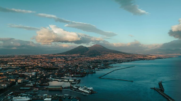 Visitare la città partenopea