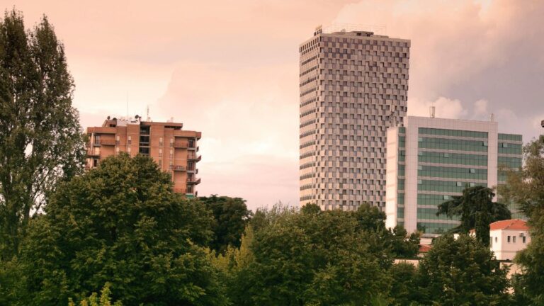 Come viaggiare a Tirana