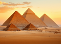 Vista panoramica delle Piramidi di Giza al tramonto