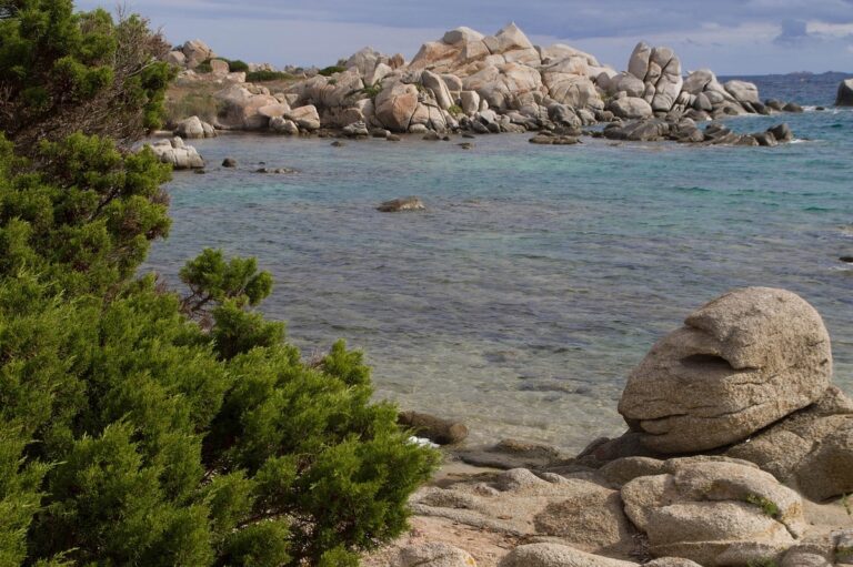 Viaggio tra mare, montagne e borghi: le strade più belle dell’isola